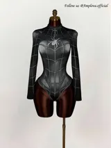 Body de manga larga negro con estampado de telarañas y araña en el pecho, cuello alto y cierre inferior.