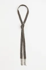 Collar largo tipo bufanda realizado en tejido de cuentas de vidrio color marrón cobrizo, con terminación de flecos.