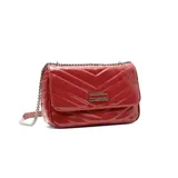 Cartera de vestir tipo bandolera, color rojo, con diseño acolchado en forma de V y solapa frontal. Incluye correa de cadena metálica y placa metálica con el logo de la marca en el centro.
