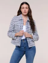 Chaqueta corta estructurada confeccionada en tejido texturado boucle estilo tweed en tonos azul, blanco y negro. Cuenta con forro interno, cuello camisero, frente abierto con bordes deshilachados, bolsillos tipo plaque al frente con botones metálicos y mangas largas.