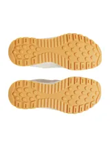 Championes Under Armour modelo Street Mirage, de diseño urbano en color beige. Presentan una parte superior que combina malla transpirable con superposiciones de gamuza, entresuela de EVA para mayor amortiguación y suela de goma dentada en tono caramelo para una tracción superior.