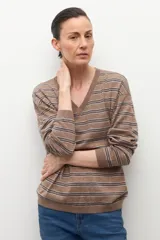 Sweater de manga larga con escote en V, tejido en rayas horizontales marrones y beige.