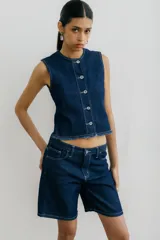 Bermuda de denim azul oscuro con costuras blancas a contraste.