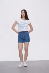 Short de jean de tiro alto, con corte recto y diseño liso en color azul clásico con costuras en contraste.