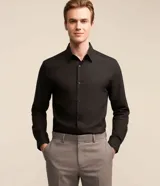 Camisa de microfibra de manga larga color negro, de calce regular, con cuello camisero y cierre frontal con botones. Incorpora tecnología Easy Care para un secado rápido y menor formación de arrugas.