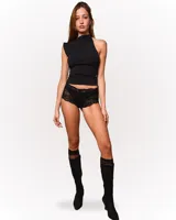 Top negro sin mangas con cuello halter y detalle drapeado en el hombro.