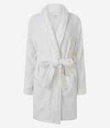 Bata de baño de mujer confeccionada en tejido fleece texturizado, con diseño de cuello solapa, mangas largas, bolsillos frontales y lazo ajustable en la cintura.