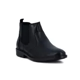 Bota de cuero negro con elástico lateral y suela de goma.