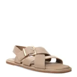 Sandalias planas Miss Carol Samos de color beige, con tiras cruzadas en el empeine, tira trasera y una hebilla metálica rectangular dorada.