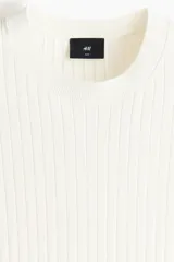 Remera blanca de punto acanalado fino, de corte ajustado, con cuello redondo y mangas cortas.