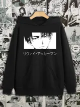 Canguro negro con capucha y bolsillo tipo canguro. Estampado frontal con imagen de Levi Ackerman y texto en japonés.