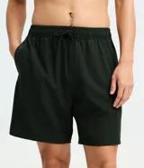 Bermuda Blue Steel de corte clásico, confeccionada en tejido ripstop de poliamida con elastano, en color verde militar. Cuenta con cintura elástica con cordón de ajuste interno, bolsillos laterales y un bolsillo con cierre en el lateral del muslo.