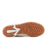 Championes New Balance 550 de cuero color crema con detalles en azul, rosa y rojo.