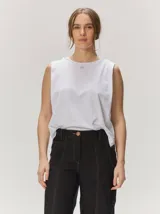 Musculosa blanca de algodón con calce relajado, cuello redondo y detalle de bordado en el pecho.
