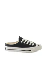 Zapatillas tipo mule Converse Chuck 70, con diseño de talón abierto, confeccionadas en lona negra con puntera de goma y suela de plataforma vulcanizada.