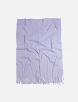 Pashmina lisa color lila con flecos en los extremos.