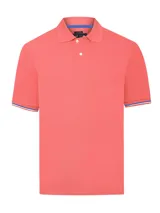 Chomba color salmón de piqué de algodón Pima, con cuello polo, tapeta de dos botones y mangas cortas con puños acanalados con rayas en azul y blanco.