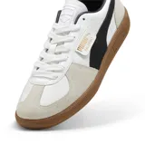 Championes Puma Palermo LTH, color blanco con detalles en negro y beige. Suela de goma color caramelo.