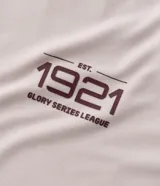 Remera de hombre con tecnología dry, cuello redondo y mangas cortas. Presenta un diseño minimalista con estampado lettering 1921 en el pecho y detalle de textura en los hombros.
