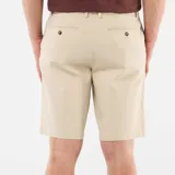Bermuda chino color beige, confeccionada en tejido dobby con bolsillos laterales y traseros, de corte clásico y calce cómodo.