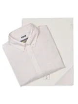 Camisa de manga larga con cuello abotonado, confeccionada en algodón con estampado de cuadros pequeños en tonos beige y blanco. Presenta bolsillo frontal con logo bordado y cierre de botones.