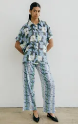 Pantalón de fibrana con estampado abstracto en tonos celestes, blancos y grises. Corte recto y holgado.