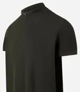 Polo de hombre de manga corta, color beige claro, con cuello mao y tapeta de dos botones.