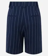 Bermuda de sastrería con cintura alta, trabillas en la cintura, solapa diferenciada y rayas verticales.