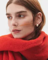 Aros pequeños de bronce con forma irregular y acabado liso, estilo huggie o argolla gruesa.