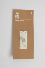 Pack de cinco anillos de metal dorado con diversos diseños, incluyendo uno con detalle de esfera, uno texturizado, uno liso y uno con diseño geométrico calado.