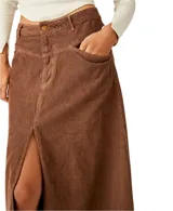 Falda maxi color beige de pana acanalada, sin forro, con cierre de cremallera y botón.