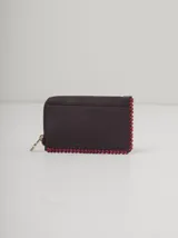 Billetera marrón de cuero sintético con cierre de cremallera y costuras rojas en los bordes.