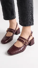 Zapato de tacón bajo destalonado de cuero bordó con textura croco, punta cuadrada, doble tira en el empeine con hebillas metálicas doradas y taco bloque.