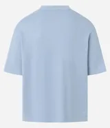 Remera celeste de algodón texturizado, corte boxy, cuello redondo y manga corta.