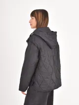 Campera acolchada con diseño de rombos, color azul, con capucha, cierre frontal y bolsillos delanteros.