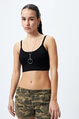 Top blanco sin costuras, de breteles finos y terminación acanalada.