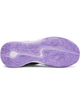 Championes de básquetbol Under Armour Curry 3Z 25 SDE, con diseño en tonos violeta y detalles en verde lima. Presentan una combinación de cuero y malla en la parte superior, entresuela Charged Cushioning para mayor reactividad y suela de goma con patrón de tracción anatómico.
