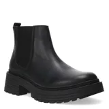 Botas Chelsea de mujer, color negro, confeccionadas en cuero liso. Presentan caña corta, elásticos laterales y suela track gruesa y dentada.