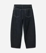 Pantalón de jean estilo baggy balloon, de corte holgado con volumen en las piernas y cintura fija con trabillas. Presenta costuras a contratono y detalle de cadena metálica lateral.