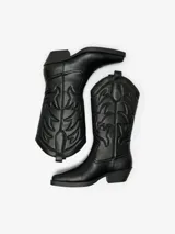 Botas estilo texanas de caña alta color negro, con diseño de costuras en relieve, punta cuadrada y taco bajo.