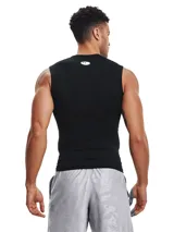 Musculosa de compresión Under Armour modelo HeatGear, color negro, con diseño ergonómico sin mangas, cuello redondo y logo de la marca estampado en el pecho. Cuenta con paneles de malla estratégicos para mayor ventilación y tejido de secado rápido.