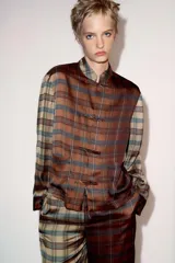 Camisa de satén con estampado de cuadros tartán en tonos marrones y beige, cuello mao, manga larga y cierre frontal con alamares.