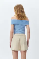 Short color beige de tiro alto y tela liviana con grandes bolsillos.