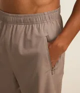 Bermuda deportiva Get Over para hombre, en color marrón, con cintura elástica, cordón de ajuste y bolsillos con cierre. Cuenta con tecnología Laser Cut en los laterales para mayor transpirabilidad.