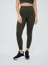 Calza deportiva larga Umbro para mujer, de color verde militar, tiro alto y diseño ajustado.
