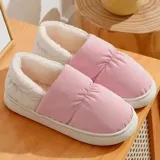 Pantuflas cerradas impermeables, con diseño acolchado en color rosado y blanco, interior revestido de corderito sintético y suela de goma blanca.