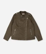 Campera estilo biker confeccionada en gamuza sintética color verde militar. Presenta cierre frontal asimétrico con cremallera metálica, cuello con solapas y botones a presión, y bolsillos laterales con cierre. Incluye detalles de charreteras en los hombros.