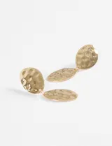 Caravanas colgantes de metal plateado con diseño de doble óvalo texturizado y acabado martillado.