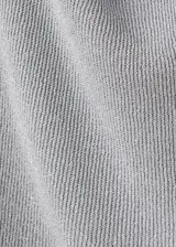 Top gris plateado de tejido de punto fino con hilos de lúrex, cuello drapeado, tirantes anchos y diseño sin mangas.