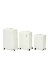 Valija rígida de color blanco con diseño de líneas horizontales, equipada con ruedas multidireccionales 360°, fuelle extensor de capacidad y candado incorporado.